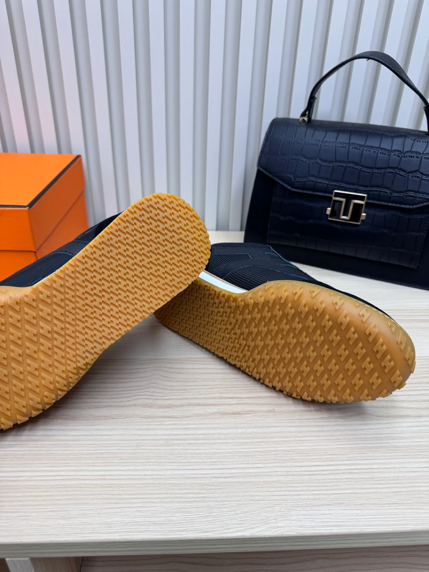👟👟Ex-factory price 600👟👟 Hermes / Top version #couple style 24ss casual sneakers Suede goatskin sneakers decorated with contrasting patterns and iconic "H" details, beautifully packaged at the delivery counter🛍📦 Fabric: suede + down cloth Lining: mixed sheep lining Outsole: original TPU Bottom thickness: 2CM Size: 35-45